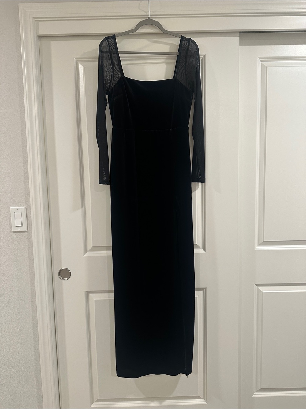 Elegant Black Long Sleeve Velvet Evening Dress with Slit